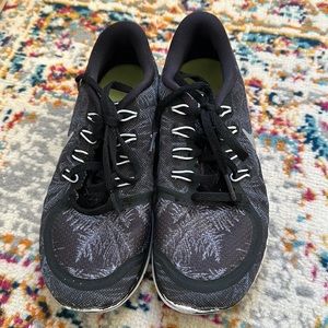 Running nike/ nature pattern/ black